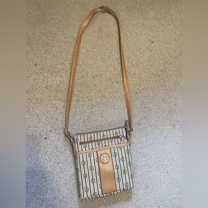 Giani Bernini cross body purse, inside has 2 pockets,outside has 3 pocket,